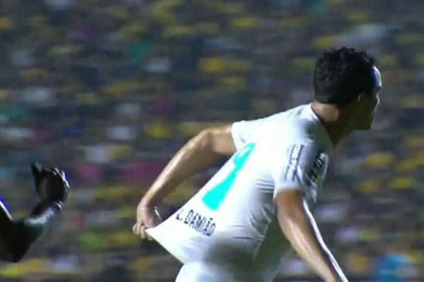 Santos FC striker Leandro Damiao was caught on camera pulling his own shirt in an effort to win a penalty. -- PHOTO: SCREENGRAB FROM YOUTUBE