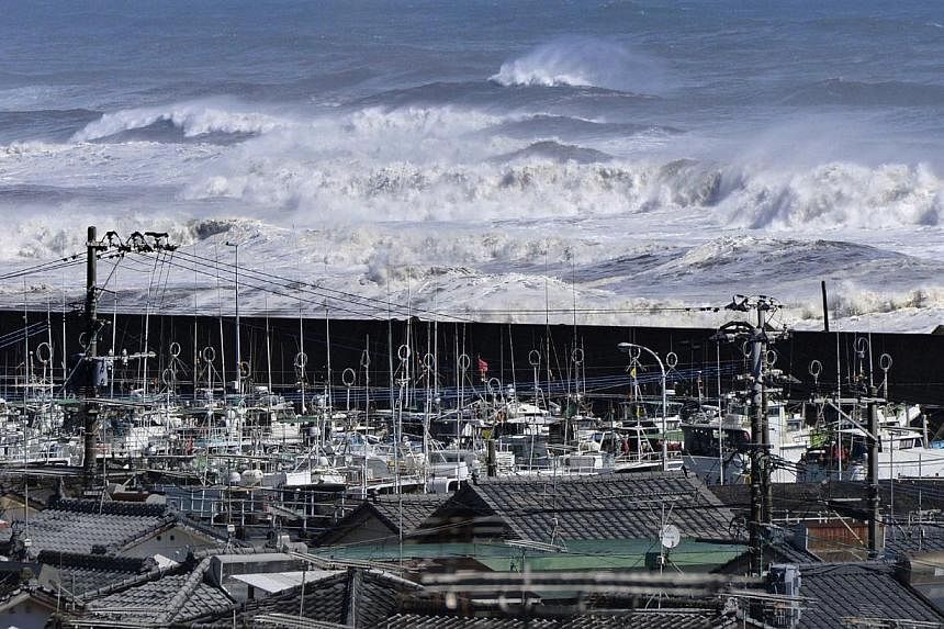 High waves surge toward a port of Kawaminami town in Miyazaki prefecture, Japan's southern island of Kyushu, on Oct 13, 2014. -- PHOTO: AFP