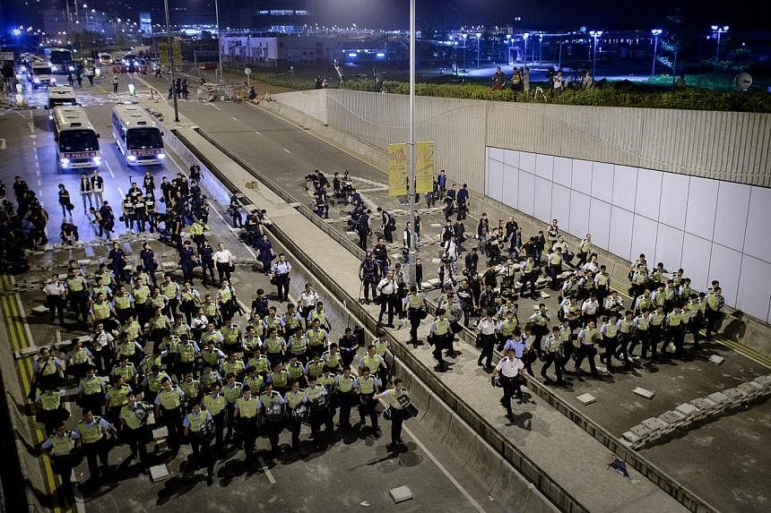 Police forces march toward pro-democracy protesters outside the central government offices in Hong Kong on Oct 14, 2014.&nbsp;Hong Kong police and protesters clashed early on Wednesday in some of the most violent incidents since pro-democracy demonst