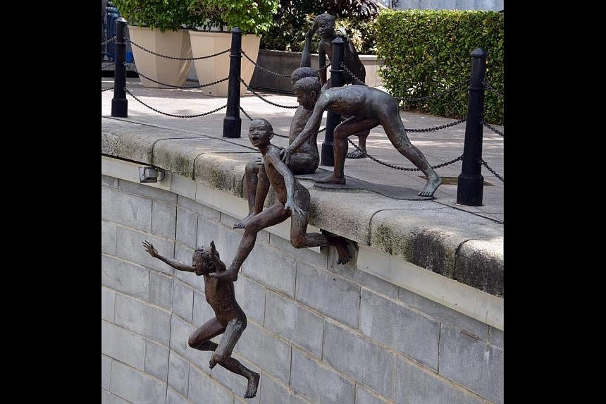 Chong Fah Cheong’s bronze sculpture of boys jumping into the Singapore River.