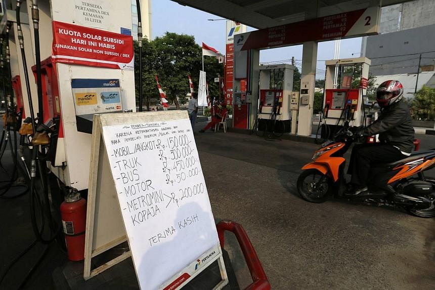 A motorist riding through an empty fuel station, as fuel subsidy runs out, in Jakarta, in this August 25, 2014 file photo. Indonesia's President-elect Joko Widodo plans to raise the price of subsidised gasoline and diesel by around 50 percent within 