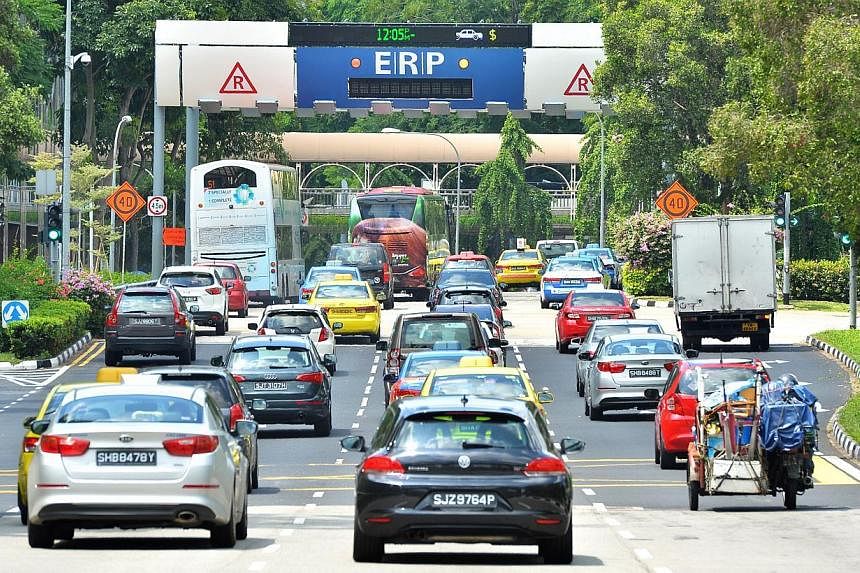 Vehicles heading towards the Electronic Road Pricing (ERP) gantry at Havelock Road on June 12, 2014. -- ST PHOTO: LIM YAOHUI