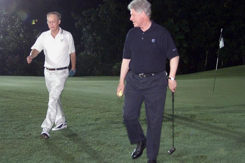 Former Prime Minister Goh Chok Tong (left) having a game of midnight golf with former President Bill Clinton in Brunei in 2000. -- PHOTO: LIANHE ZAOBAO