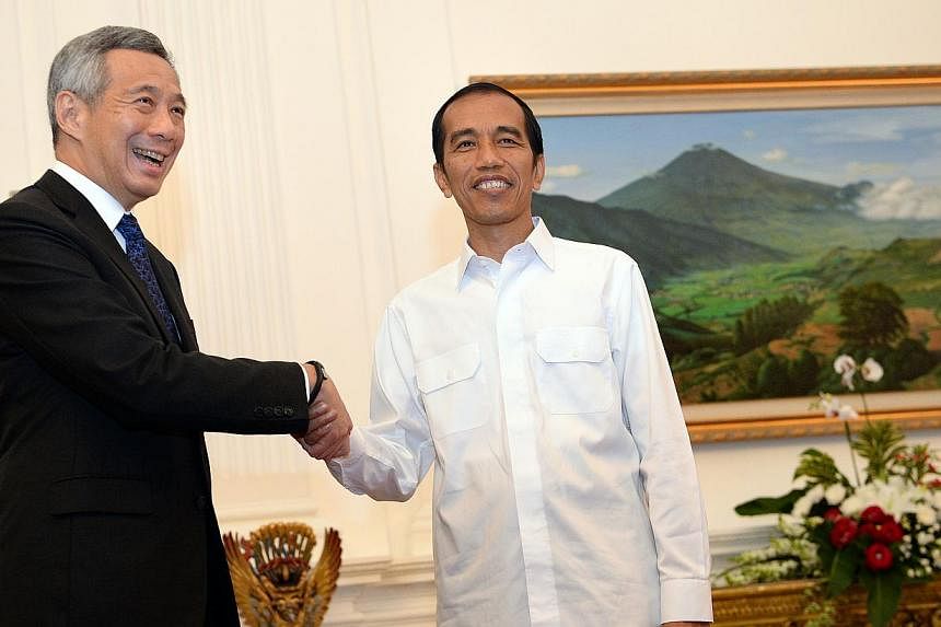 PM Lee Hsien Loong calling on Indonesia President Joko Widodo at the Istana in Jakarta on Oct 20, 2014. -- ST PHOTO:&nbsp;LIM SIN THAI