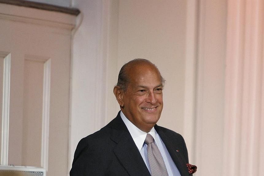 Designer Oscar De La Renta smiles to the crowd after his Spring 2010 show during New York Fashion Week on Sept 16, 2009. The legendary fashion designer, famous for the classic lines of his formal wear, has died at 82, United States media reported on 