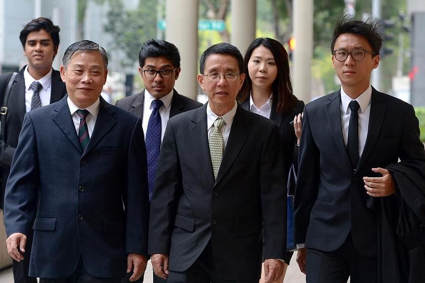 Blogger, Alex Au (centre), from Yawning Bread arrives at the Supreme Court on the morning of Oct 21, with his entourage.&nbsp;-- ST PHOTO:&nbsp;NG SOR LUAN