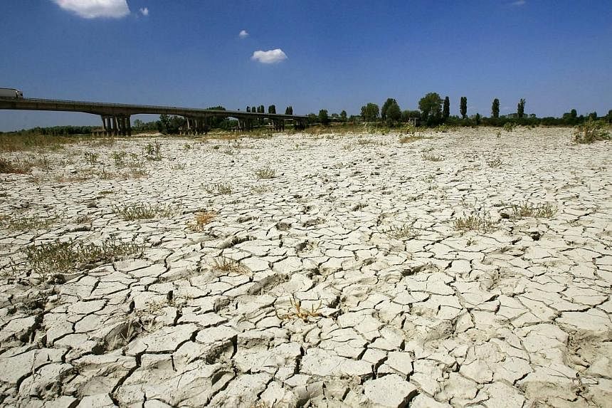 The dried up bed of the Po river, which flows 652 km eastward across northern Italy, from Monviso (in the Cottian Alps) to the Adriatic Sea near Venice on July 25,&nbsp;2007.&nbsp;The United States and China, the biggest greenhouse gas polluters, cou