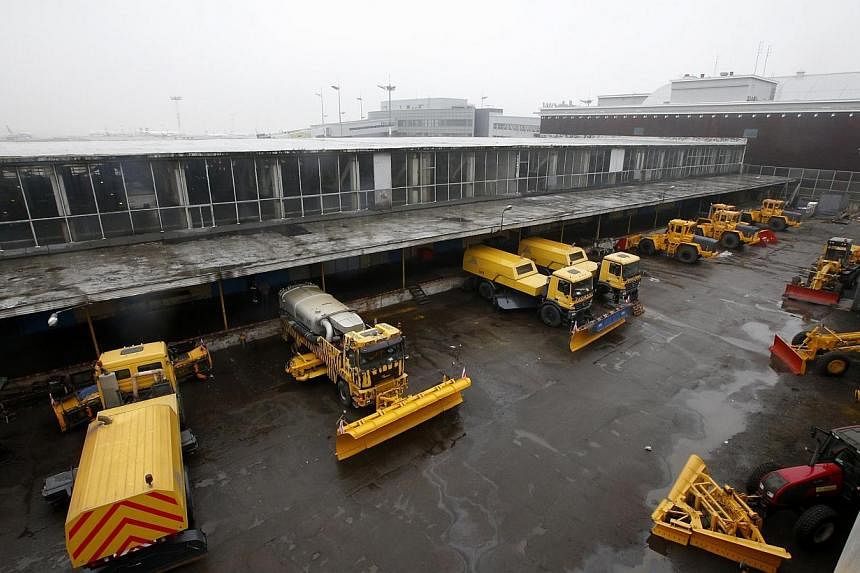 Snow ploughs are seen at Moscow's Vnukovo airport, Oct 21, 2014. Russia's transportation watchdog said on Tuesday that the plane in which the head of French oil major Total, Christophe de Margerie, was killed in a Moscow airport late on Monday crashe