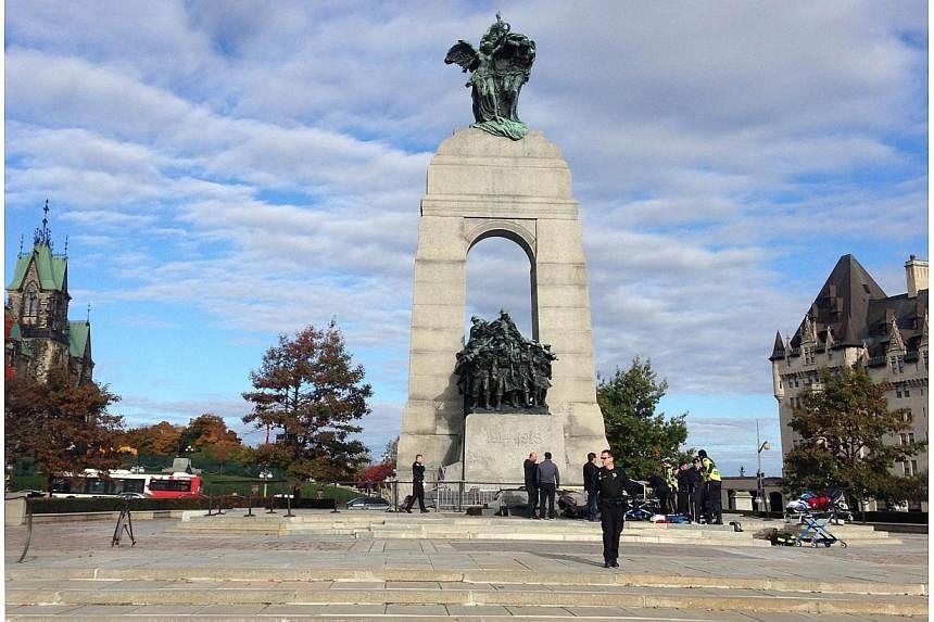 Police at the scene of a shooting at the National War Memorial in Ottawa, Canada on&nbsp;Oct 22, 2014. -- PHOTO: AFP