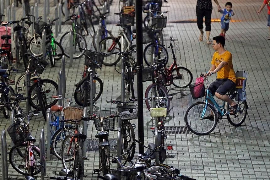National Development Minister Khaw Boon Wan said on Wednesday that cycling should not be just a recreational pursuit, but also a viable transport option for short trips around Singapore. -- ST PHOTO:&nbsp;SEAH KWANG PENG