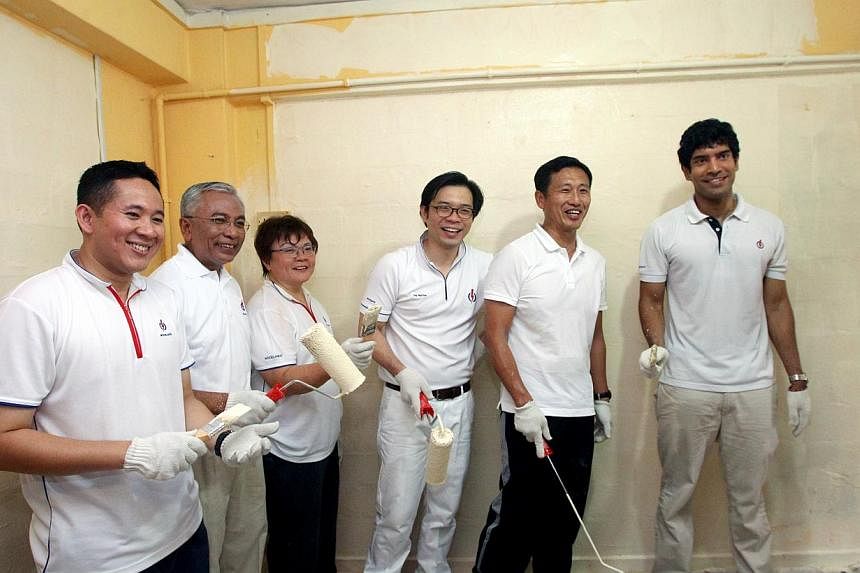 Sembawang GRC's (from left) Amrin Amin, Hawazi Daipi, Ellen Lee, Ong Teng Koon, Ong Ye Kung and Vikram Nair pose for a photo in a flat they helped clean and paint.&nbsp;-- PHOTO: LIANHAE&nbsp;ZAOBAO