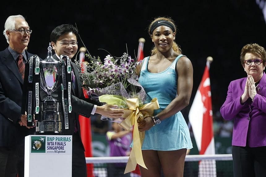 Lawrence Wong, Minister for Culture, Community and Youth &amp; Second Minister for Ministry of Communications and Information, presenting a bouquet of flowers to winner Serena Williams as Emeritus Senior Minister Gok Chok Tong and tennis legend Billi
