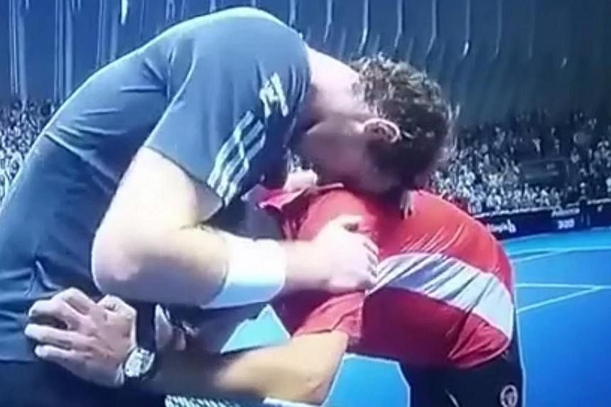 Tommy Robredo and&nbsp;Andy Murray hugging it out at the&nbsp;Valencia Open final. -- PHOTO:&nbsp;SCREENSHOT FROM VINE