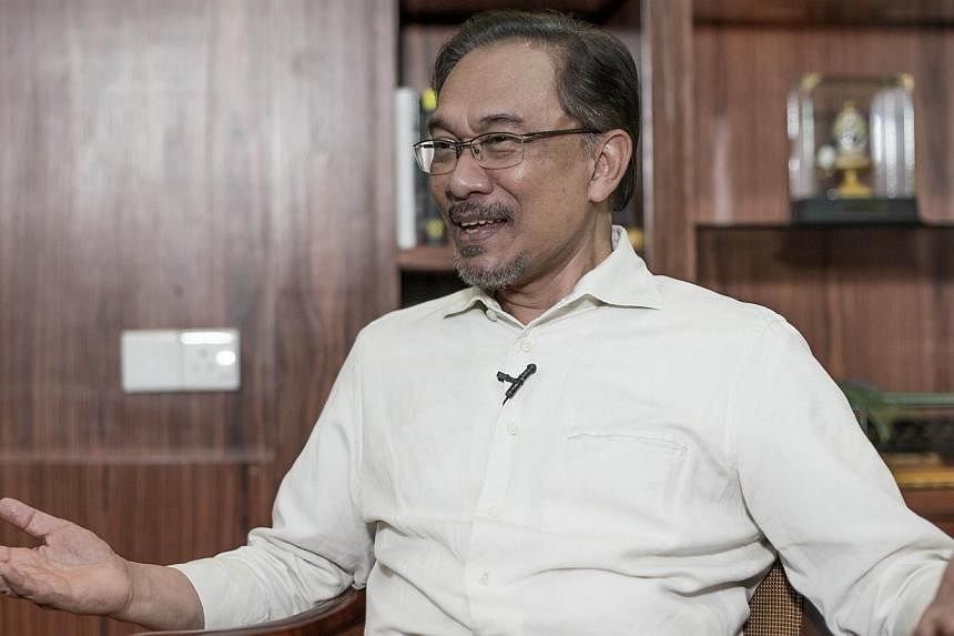 Opposition leader Anwar Ibrahim, speaking on the eve of his&nbsp;final appeal against a sodomy conviction, said he must set an example to fellow Malaysians in the struggle against the ruling Barisan Nasional (BN). -- PHOTO: AFP