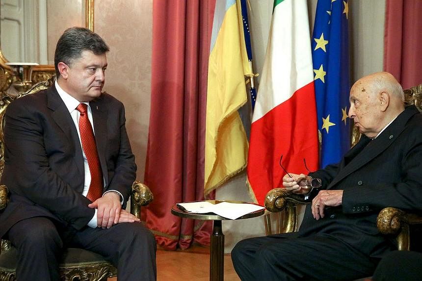 Italy's President Giorgio Napolitano (right) talks with his Ukrainian counterpart Petro Poroshenko during a meeting in Milan on Oct 16, 2014.&nbsp;Mr Napolitano gave unprecedented testimony on Tuesday, Oct 28, in a major trial that accuses the state 