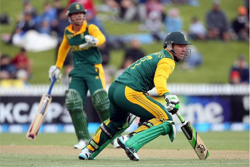 South Africa’s Quinton de Kock (left) and AB de Villiers (right) looks for a run during the one day international cricket match between New Zealand and South Africa played at Seddon Park in Hamilton on Oct&nbsp;27, 2014.&nbsp;South Africa have move