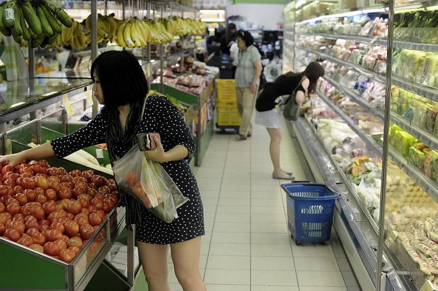 Shoppers at Sheng Siong supermarket in the Tanglin Halt outlet.&nbsp;Higher turnover and improved profit margin propelled Sheng Siong Group's third-quarter net profit 15.4 per cent higher to $12.2 million. -- PHOTO: ST FILE
