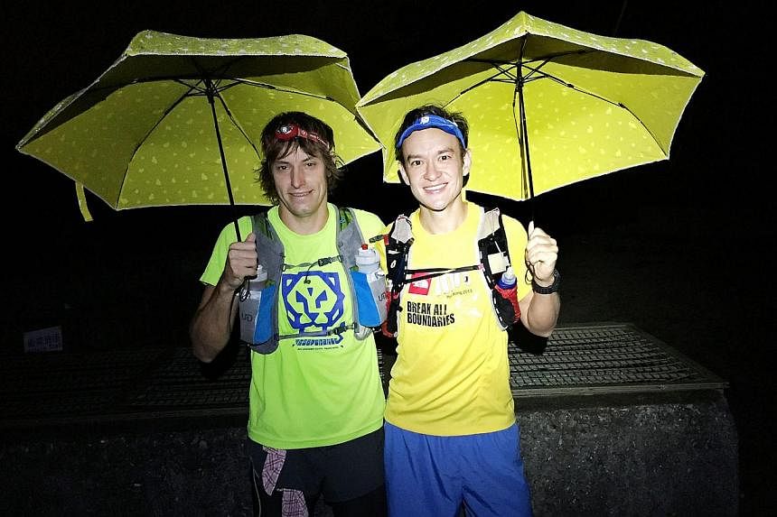 John Ellis (right) and Andrew Dawson at the start of their ultramarathon on Oct 29, 2014. -- PHOTO: AFP