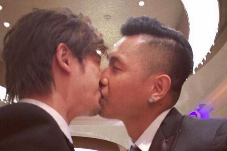 Chen Bo-lin (left) and Blackie Chen give a kissing demonstration at Ariel Lin's engagement banquet. -- PHOTO: FAN FAN/FACEBOOK
