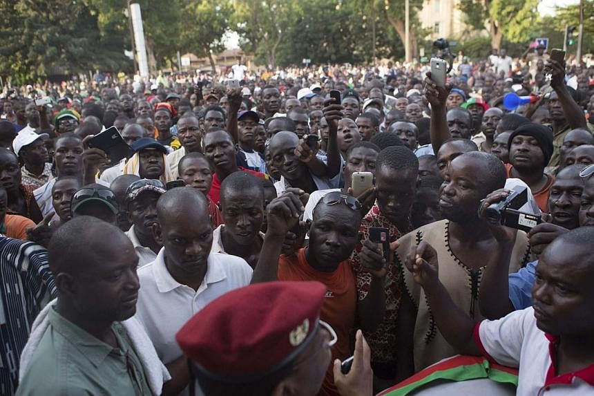 An army spokesman speaks to anti-government protesters outside the military headquarters in Ouagadougou, capital of Burkina Faso on Oct 30, 2014.&nbsp;Tens of thousands of people took to the streets of Burkina Faso on Friday to press President Blaise