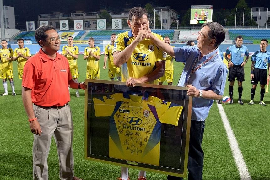 Aleksandar Duric reacts after being presented a framed-up jersey by FAS president Zainudin Nordin&nbsp;(left) and Tampines Rovers chairman Teo Hock Seng. This was Duric's last match, who retired after 15 years in the S-League, scoring a record 381 go