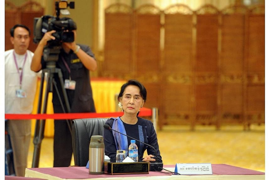Aung San Suu Kyi (centre), chairman of National League for Democracy (NLD) and lower house member of Parliament arrives prior to her meeting with Myanmar President Thein Sein (not pictured) at the president's resident office in Naypyidaw on Oct 31, 2