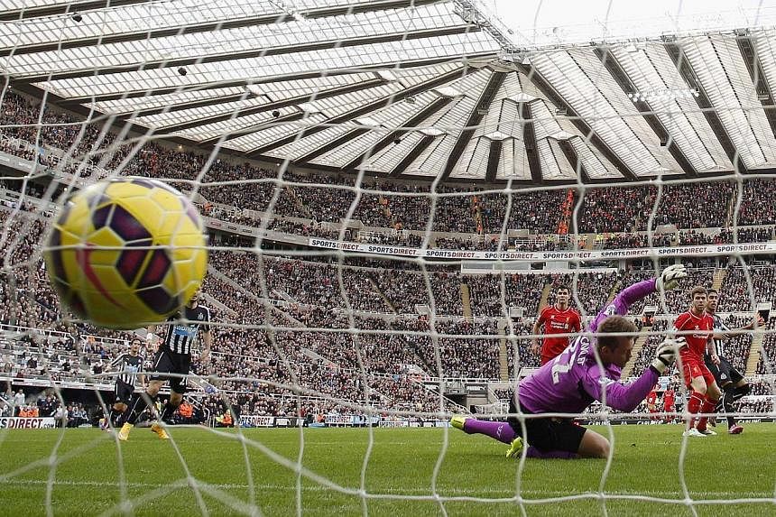Newcastle United's Ayoze Perez (right) shoots to score during their English Premier League soccer match against Liverpool at St James' Park in Newcastle, northern England Nov 1, 2014. -- PHOTO: REUTERS