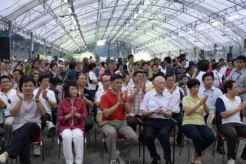 1,500 residents of Tanjong Pagar GRC and Radin Mas SMC joins Former Prime Minister Mr Lee Kuan Yew and other ministers at the annual Tree Planting Day. -- ST PHOTO: DESMOND LIM&nbsp;