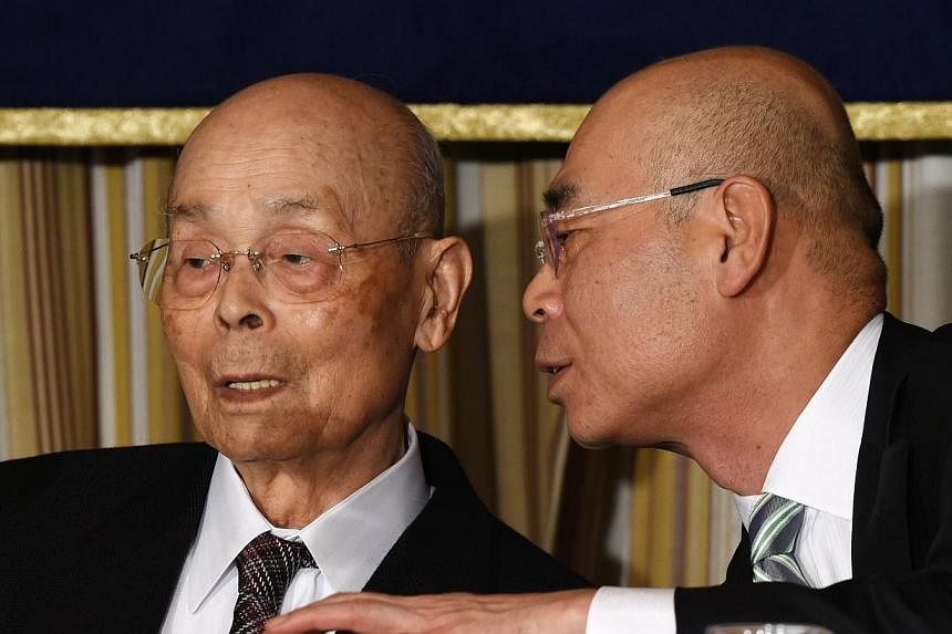 Top Japanese sushi chef Jiro Ono (left) listens to his son, Yoshikazu Ono (right), while attending a press conference at the Foreign Correspondents' Club (FCC) in Tokyo on Nov 4, 2014.&nbsp;Japanese sushi maestro Jiro Ono, whose creations were recent
