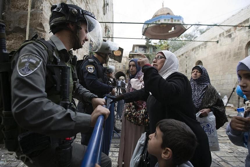 A Palestinian woman argues with an Israeli border police officer near the Lions Gate in the Old City of Jerusalem on Nov 2, 2014.&nbsp;Israeli police clashed with stone-throwing Palestinians inside Jerusalem's flashpoint Al-Aqsa mosque compound on We