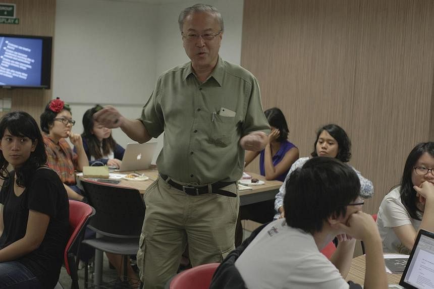 Associate Professor Stephen Teo from Nanyang Technological University’s Wee Kim Wee School of Communication and Information speaking to budding film writers in the Youth Jury Programme. -- PHOTO: SGIFF