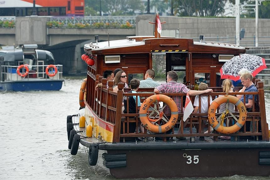 The bulk of the river taxis' clientele are tourists, and operators offer a 40-minute sightseeing boat tour targeted at them. Locals, however, tend to walk along the river or drive. The river taxi service plying the Singapore River was introduced in J