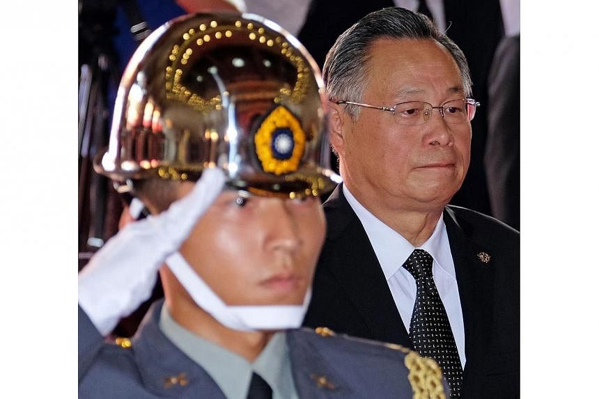 Taiwan's Defense Minister Yen Ming (right) stands next to a honor guard during a ceremony to honor the dead soldiers of Taiwan killed in Myanmar during World War II, at the Martyr's Shrine in Taipei on Aug 27, 2014.&nbsp;Taiwan's defence minister vis