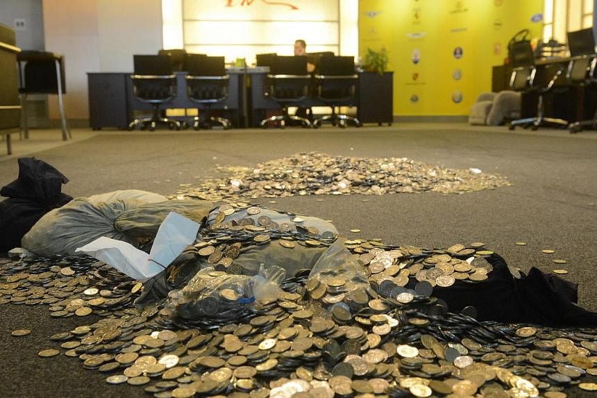 In yet another case of paying large sums in coins, a customer left $19,000 of coins in a car dealer's showroom on Tuesday. -- PHOTO:&nbsp;LIANHE WANBAO