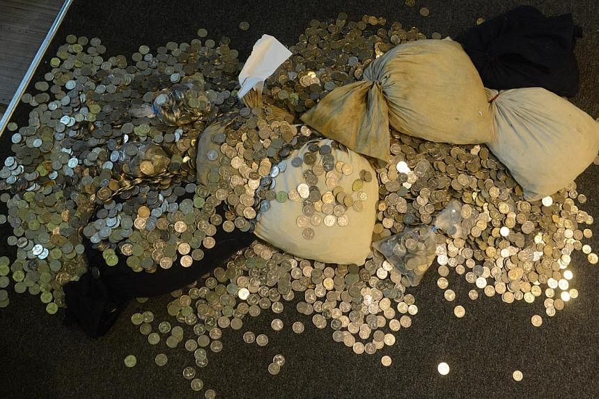 Some $19,000, in coins, were left at a car dealer’s showroom on Tuesday. -- PHOTO: WANBAO