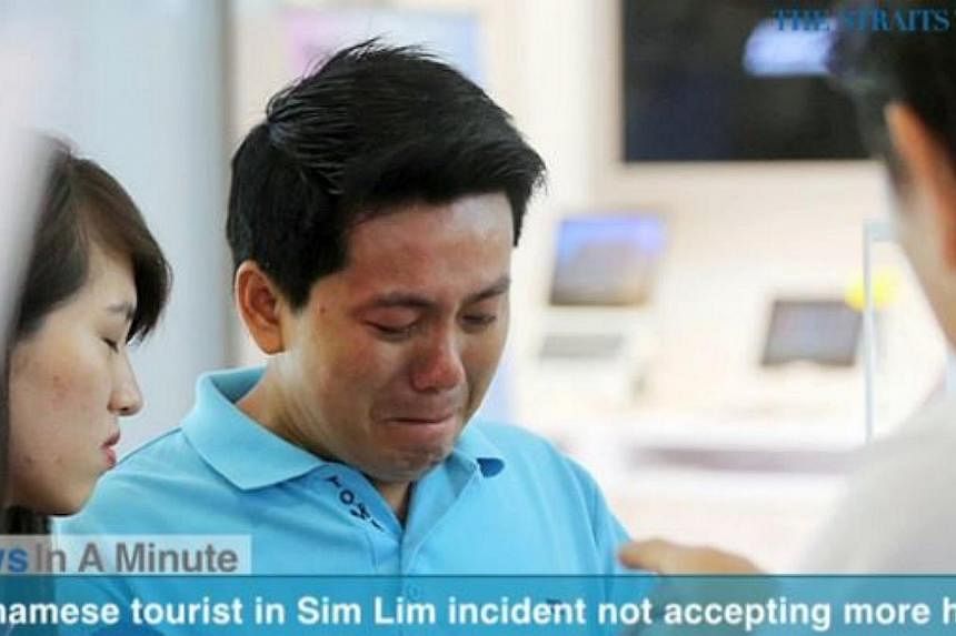 In today's News In A Minute, we look how Vietnamese tourist Pham Van Thoai, who was scammed when he tried to buy an iPhone 6 at Sim Lim Square, said he will not be accepting any more help. -- PHOTO: SCREENGRAB FROM RAZORTV