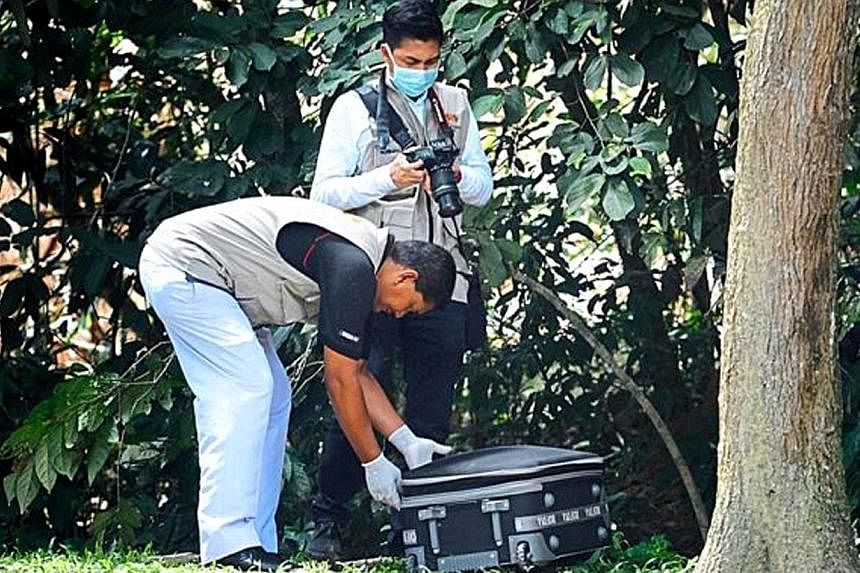 Penang Hospital forensic personnel taking a bag with body parts to the hospital for post mortem on Nov 7, 2014.&nbsp;-- PHOTO:&nbsp;THE STAR