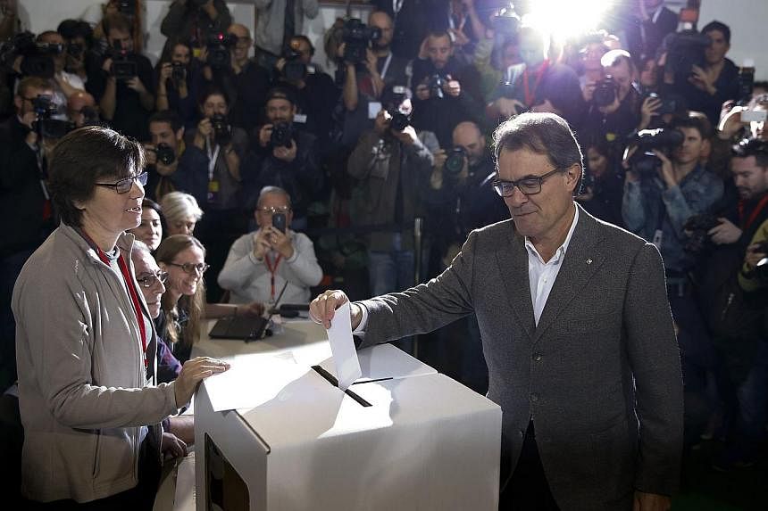 Catalan President Artur Mas casts his ballot in a symbolic independence vote in Barcelona on Nov 9, 2014. -- PHOTO: REUTERS