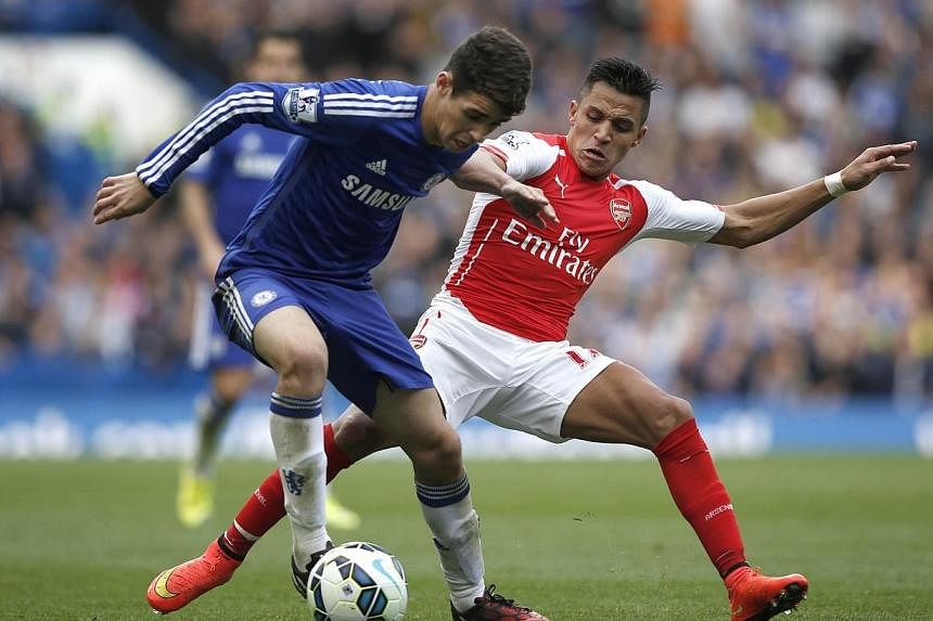 Chelsea's midfielder Oscar vies with Arsenal's Chilean striker Alexis Sanchez (right) during the English Premier League football match between Chelsea and Arsenal at Stamford Bridge in London on Oct 5, 2014. The Brazilian international &nbsp;has sign