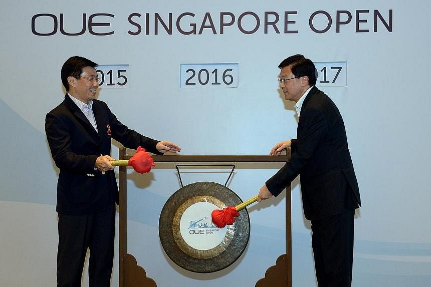 Minister of State Mr Lee Yi Shyan shaking hands with SBA patron and OUE Ltd Executive Chairman, Dr Stephen Riady after hitting the gong to mark the a new title sponsor of the $300,000 Singapore Open for three years from 2015 to 2017.&nbsp;-- ST PHOTO