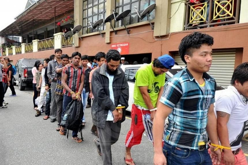 Clad in plainclothes, immigration officers went around six towns and detained 181 illegal immigrants trading illegally by the roadside in Cameron Highlands. -- PHOTO: UTUSAN MSIA