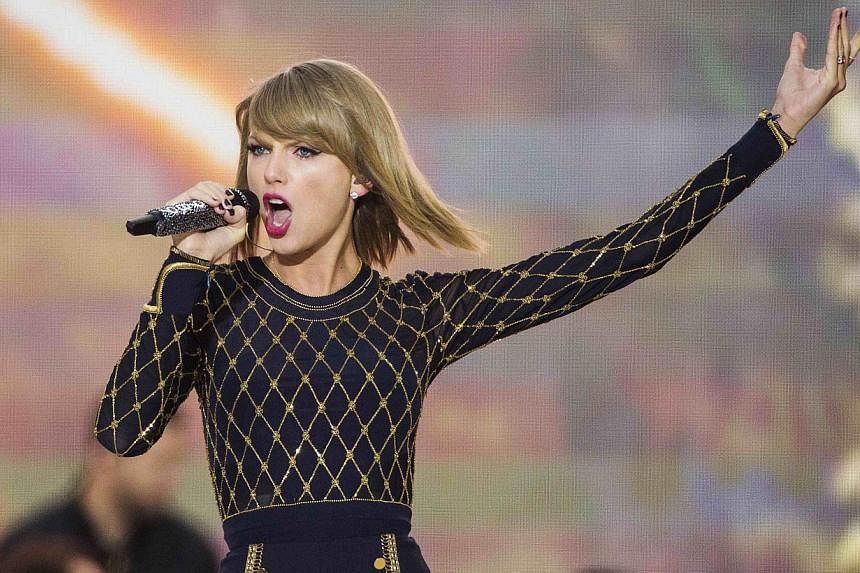 Singer Taylor Swift performs on ABC's Good Morning America to promote her new album 1989 in New York, in this file photo taken Oct 30, 2014.&nbsp;Spotify's chief executive said Tuesday his company was on the side of musicians after popular US artist 