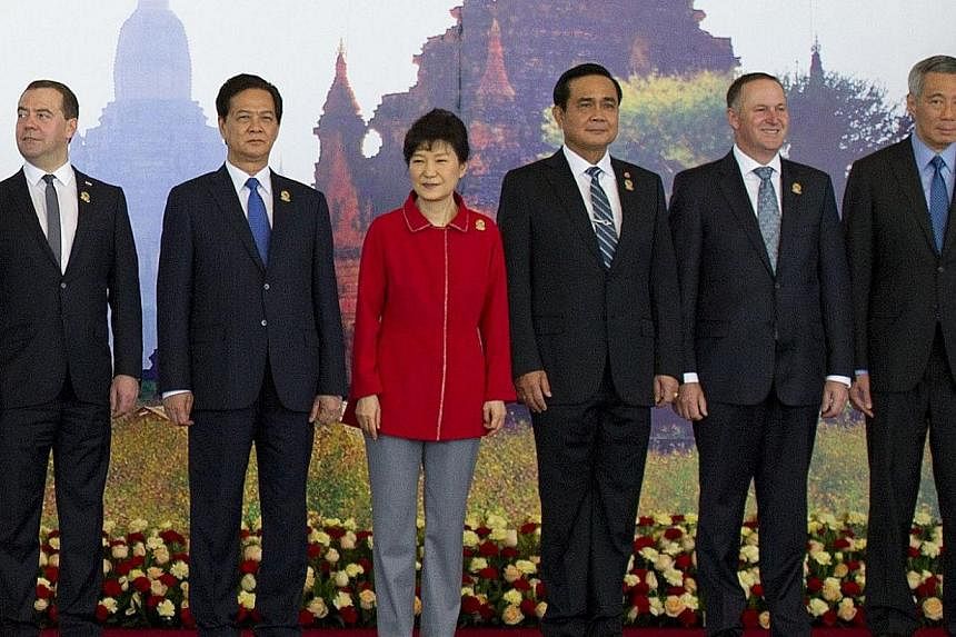 Singapore's Prime Minister Lee Hsien Loong (far right) and New Zealand's Prime Minister John Key (second right) stand with (from left) Russia's Prime Minister Dmitry Medvedev, Vietnam's Prime Minister Nguyen Tan Dung, South Korea's President Park Geu