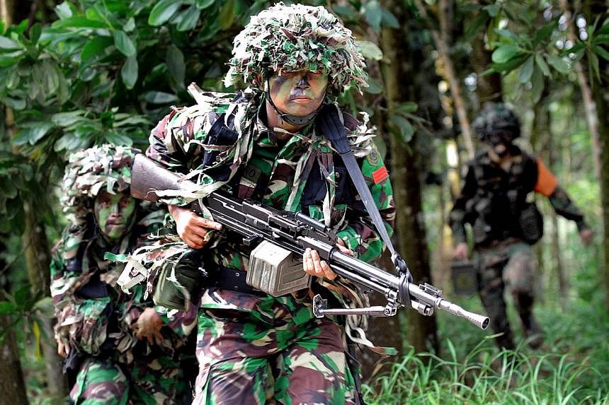 Men from the Singapore and the Indonesia National Army (TNI-AD) conduct an annual bilateral army exercise, code-named Safkar Indopura, in Singapore on Nov, 29, 2007. Indonesia is investigating two of its citizens for being part of this years' joint m