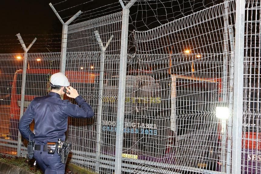 A Lianhe Zaobao reporter at the scene saw that a slit large enough for a person to enter was cut open in the metal mesh fence. -- PHOTO: LIANHE ZAOBAO