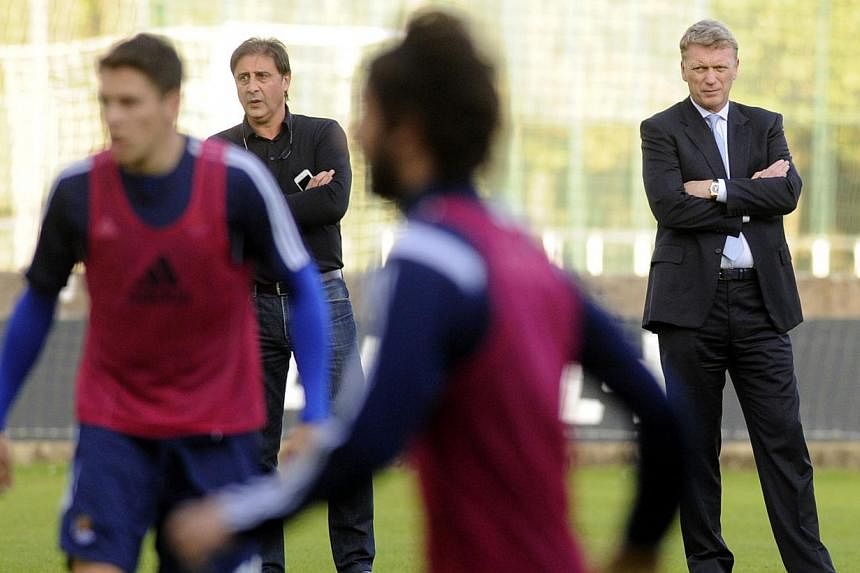 Real Sociedad's new coach David Moyes (right) attends his first training past Real Sociedad's manager Lorenzo Juarros in San Sebastian on Nov 12, 2014.&nbsp;Moyes said Thursday he turned down offers from several English clubs when he opted for the ch