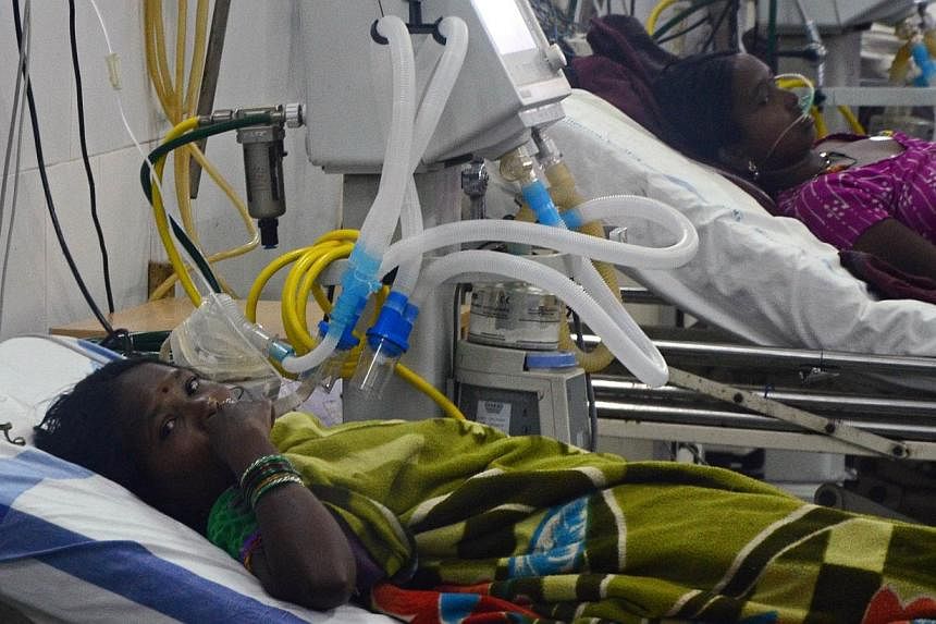 Indian patients suffering from complications after undergoing mass sterilisation in a government-run programme, recuperate in the intensive care ward at the Chhattisgarh Institute of Medical Science hospital in Bilaspur on Nov 14, 2014. -- PHOTO: AFP