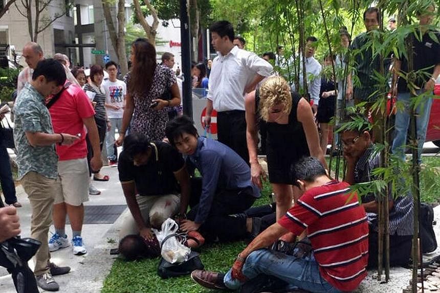 The man who was stabbed in front of a lunchtime crowd in the heart of Singapore's business district last Friday was discharged from hospital on Monday afternoon. -- PHOTO: LIANHE WANBAO