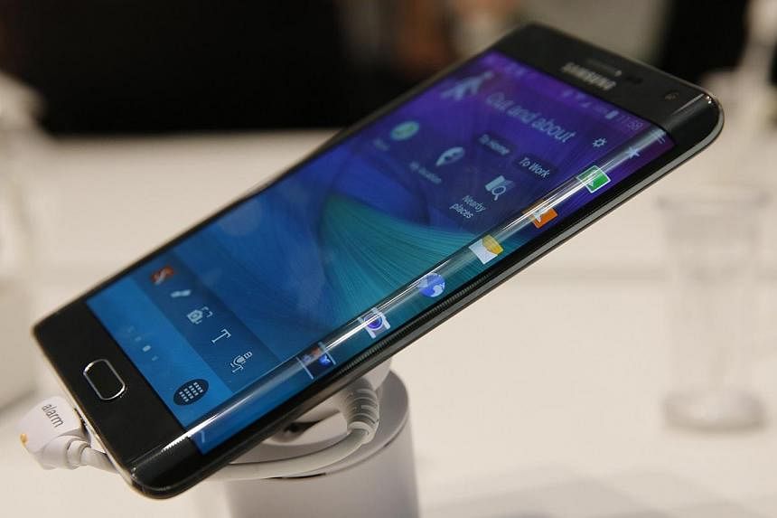 A new Samsung Galaxy Note Edge smartphone is pictured at the IFA consumer technology fair in Berlin in this Sept 5, 2014 file photo.&nbsp;Samsung Electronics has announced plans to slash the number of smartphone models it issues next year by up to on