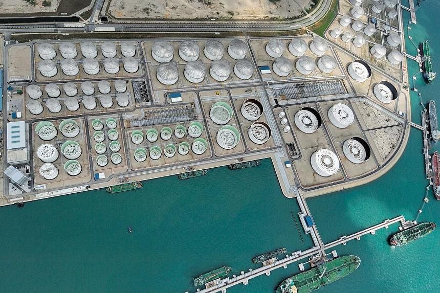 Singapore's Universal Terminal has begun pre-marketing the business trust initial public offering of its oil storage terminals that is looking to raise up to $1 billion, IFR reported. -- PHOTO:&nbsp;ROTARY ENGINEERING
